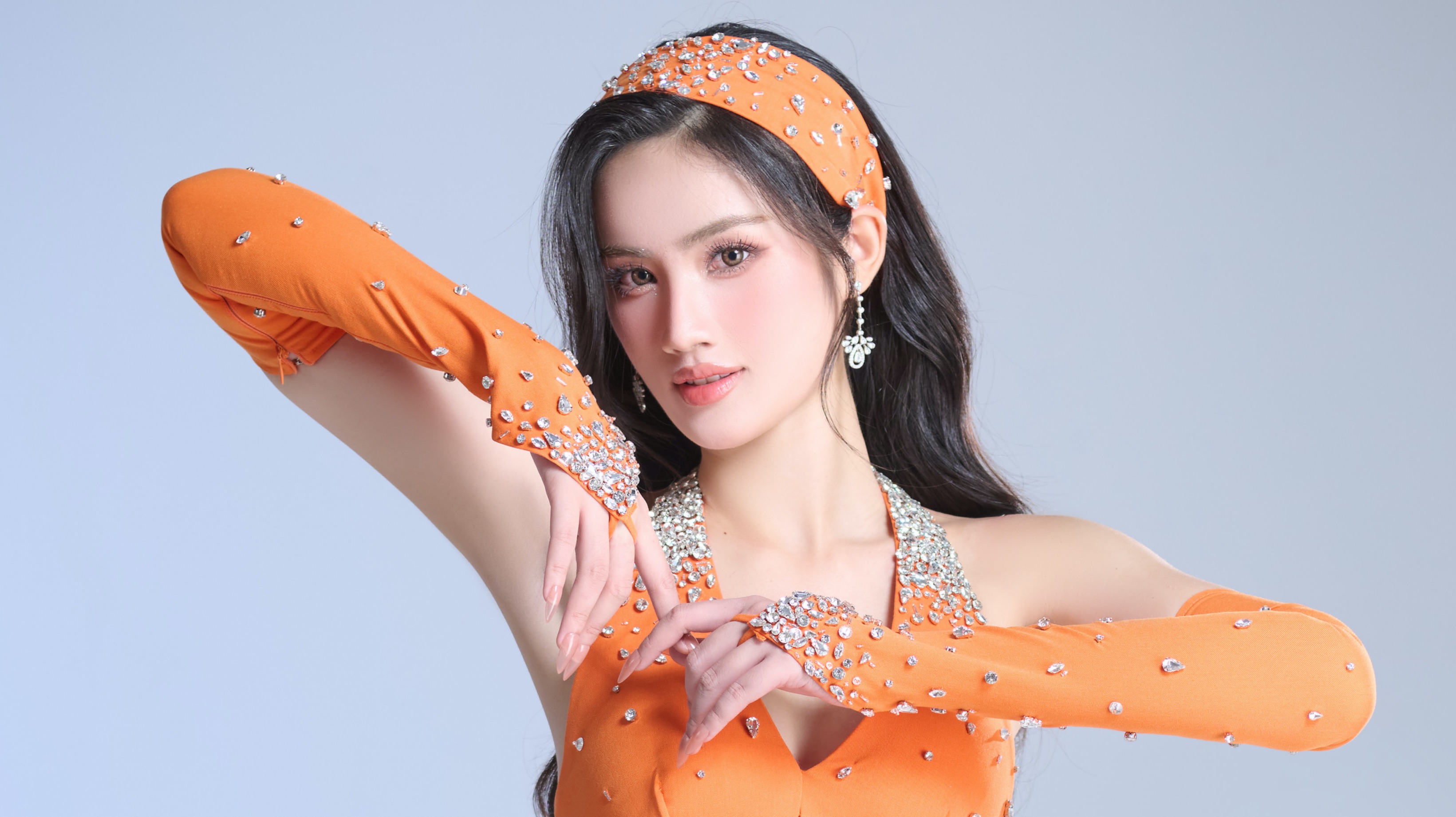 Hoa hậu Ý Nhi xuất hiện trên kênh tin tức lớn của Ấn Độ
