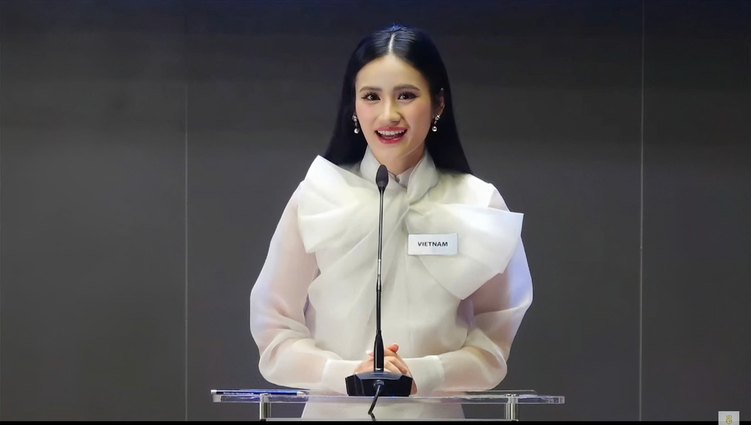 Ý Nhi ghi điểm tại phần thi quan trọng của "Miss World"