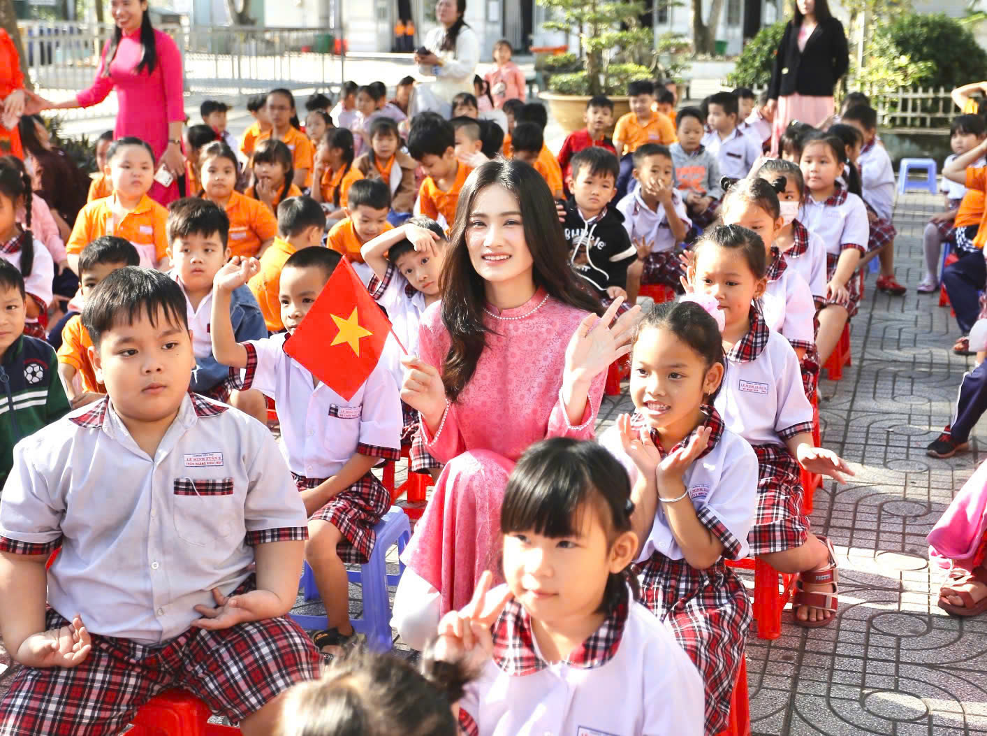 Ý Nhi sẽ lọt Top 40 "Miss World 2025" nhờ tấm vé "Hoa hậu Nhân ái"?