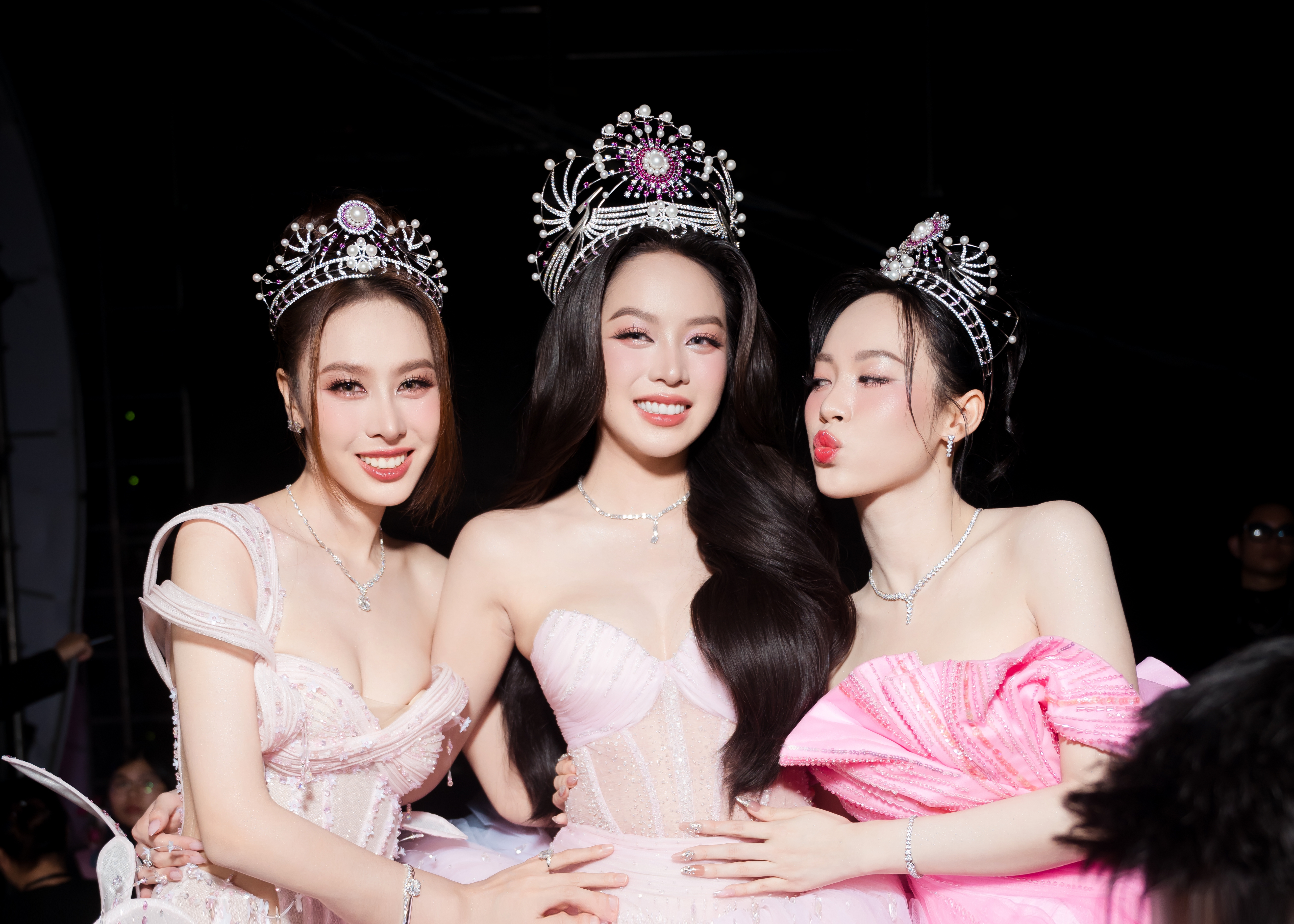 Những hình ảnh ấn tượng của Top 3 "Hoa hậu Việt Nam 2022" trước khi trao lại danh hiệu