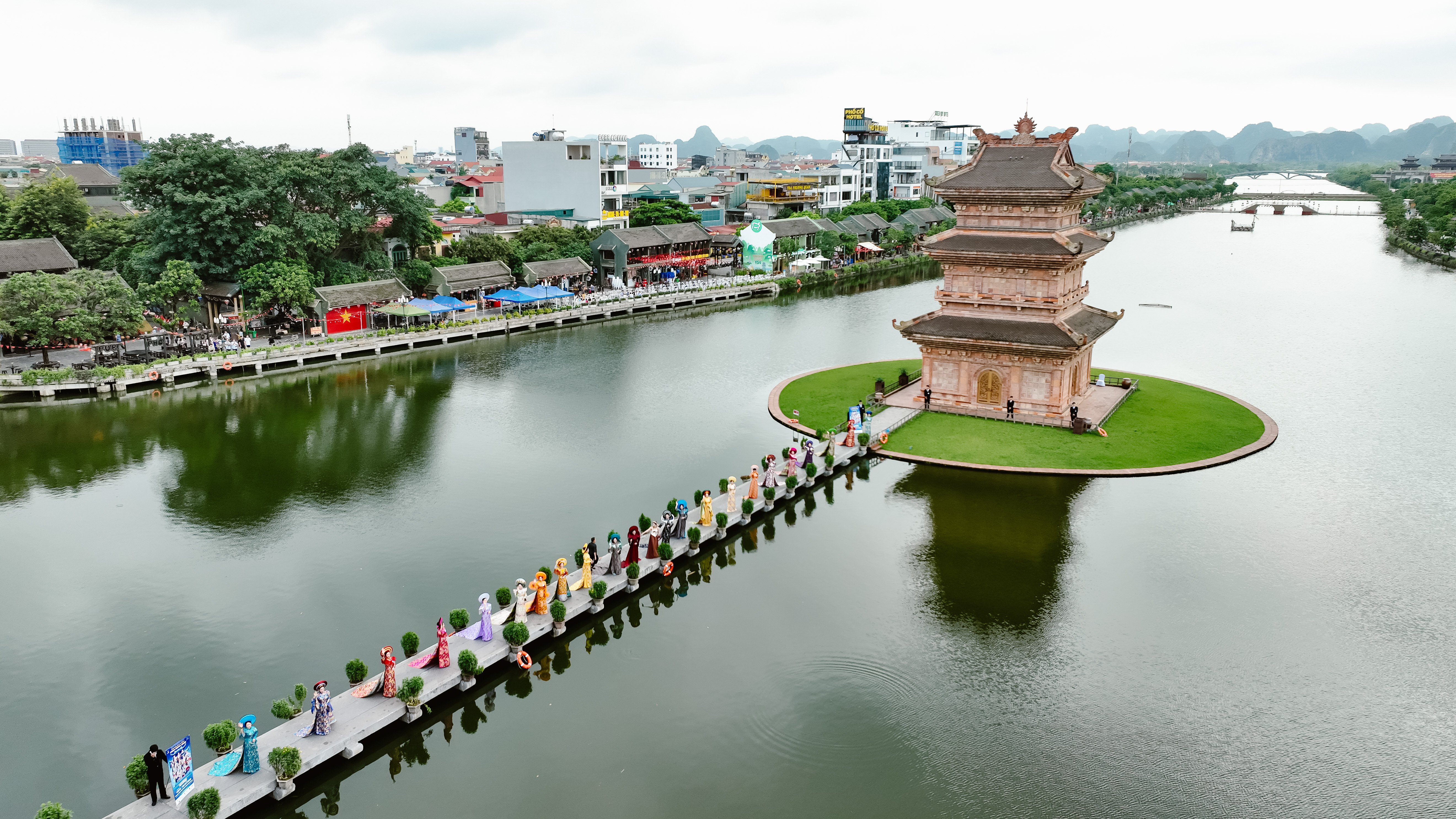 Mãn nhãn với màn trình diễn áo dài đặc sắc tại phố cổ Hoa Lư