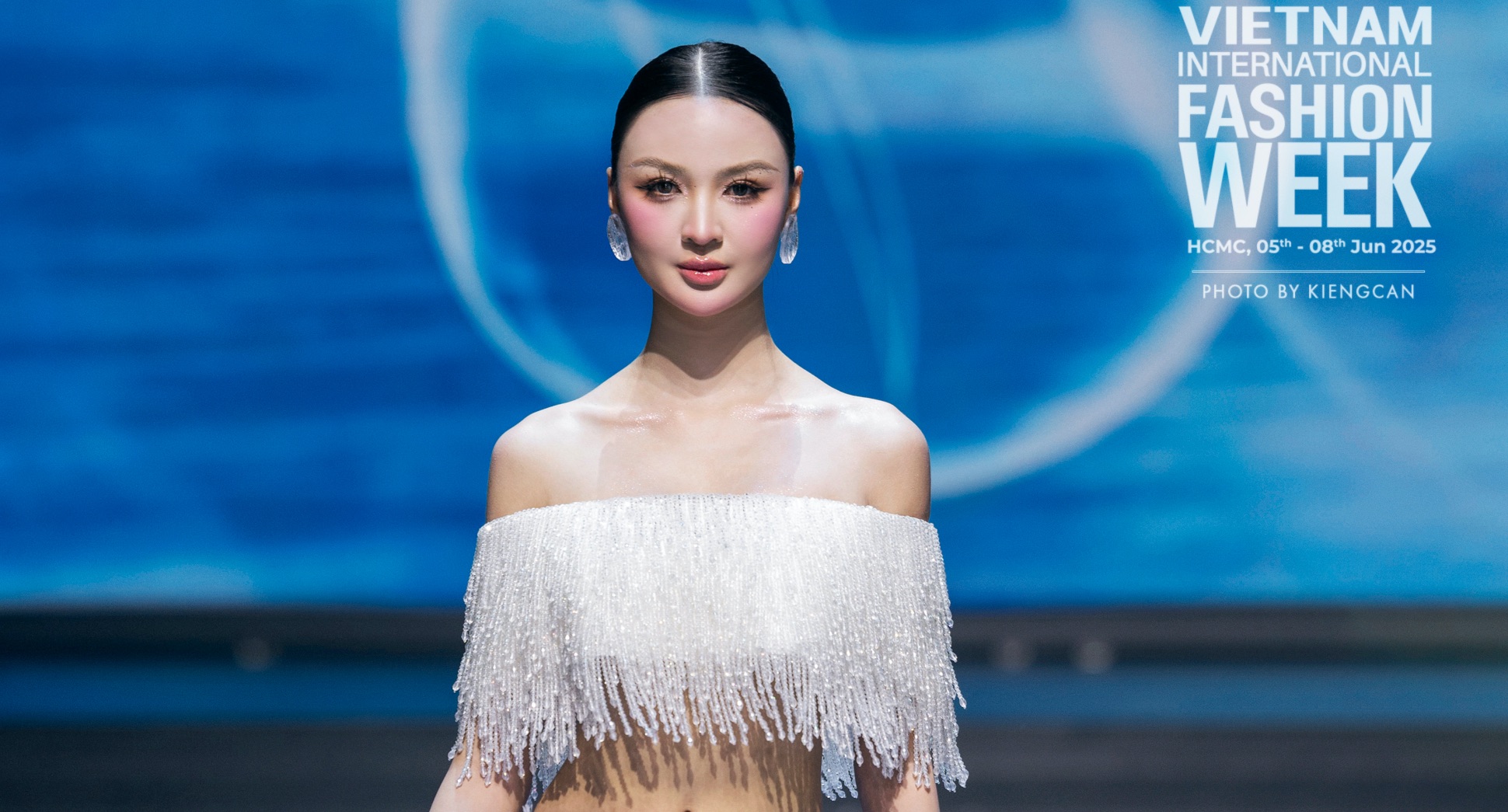Một Á hậu muốn lấn sân sang làm người mẫu