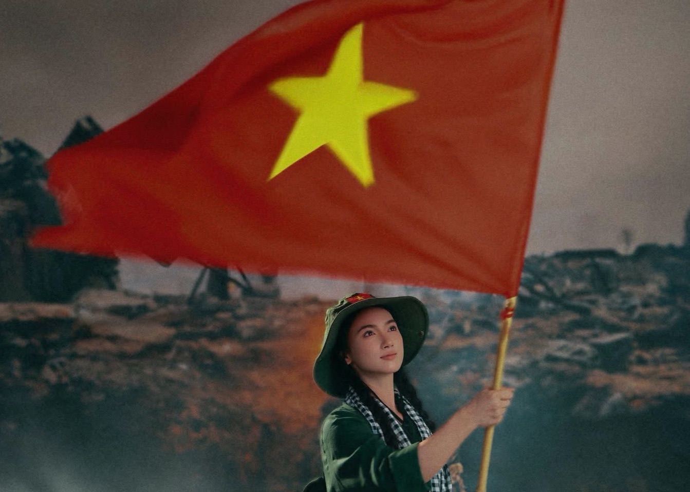Á khôi Thanh lịch Hà Nội gây "sốt" với bộ ảnh lấy cảm hứng từ phim “Mưa đỏ”