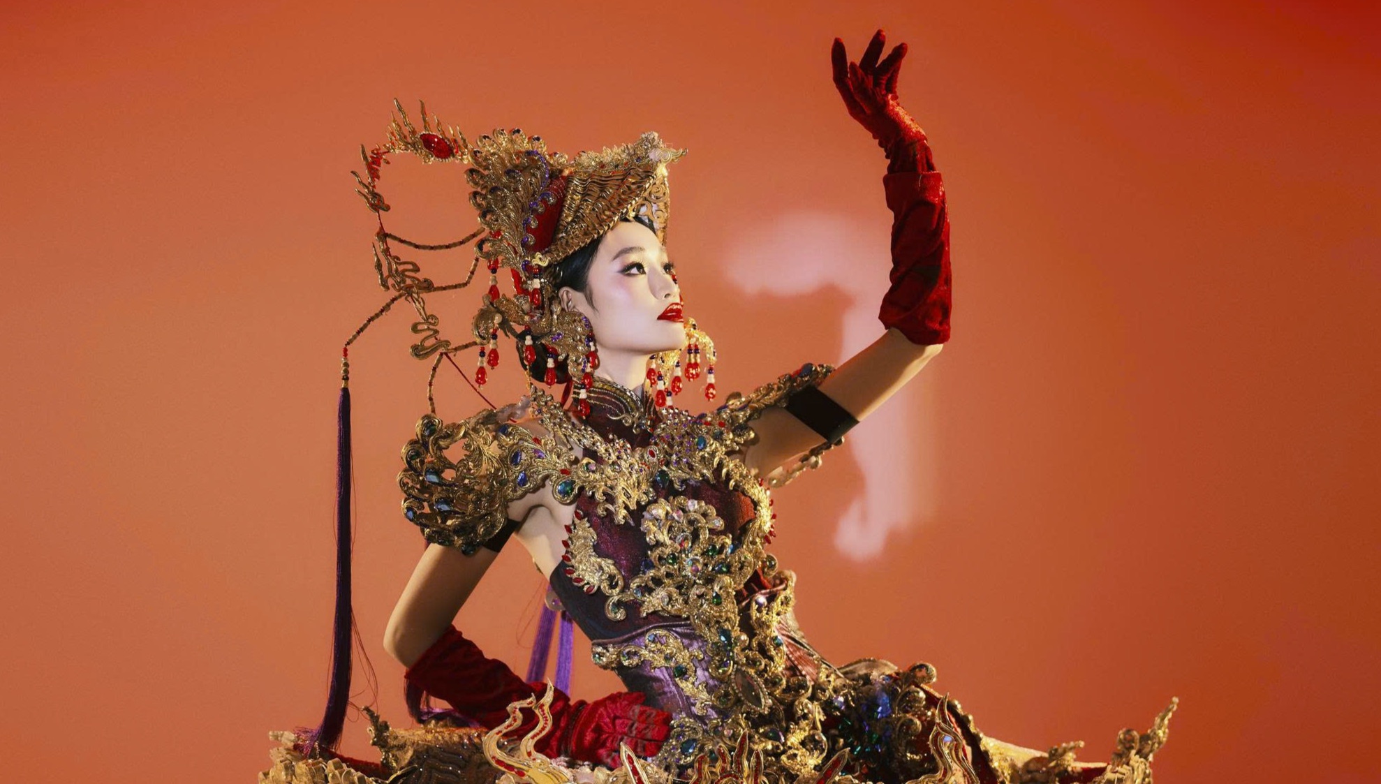 Trang phục “Thăng Long Hội” gây ấn tượng tại đấu trường sắc đẹp quốc tế