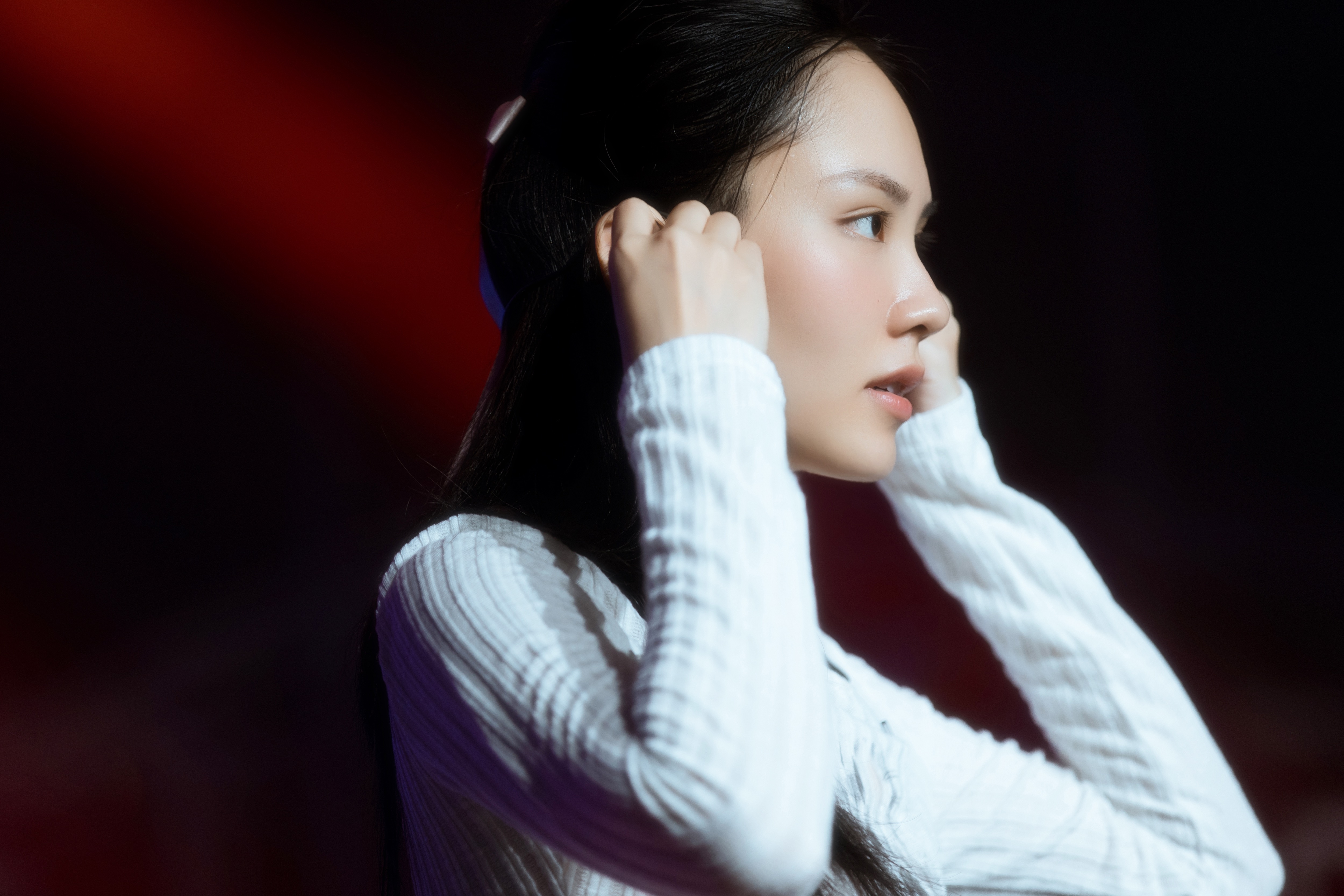 "Hậu" trao lại vương miện, Hoa hậu Mai Phương "chào sân" âm nhạc