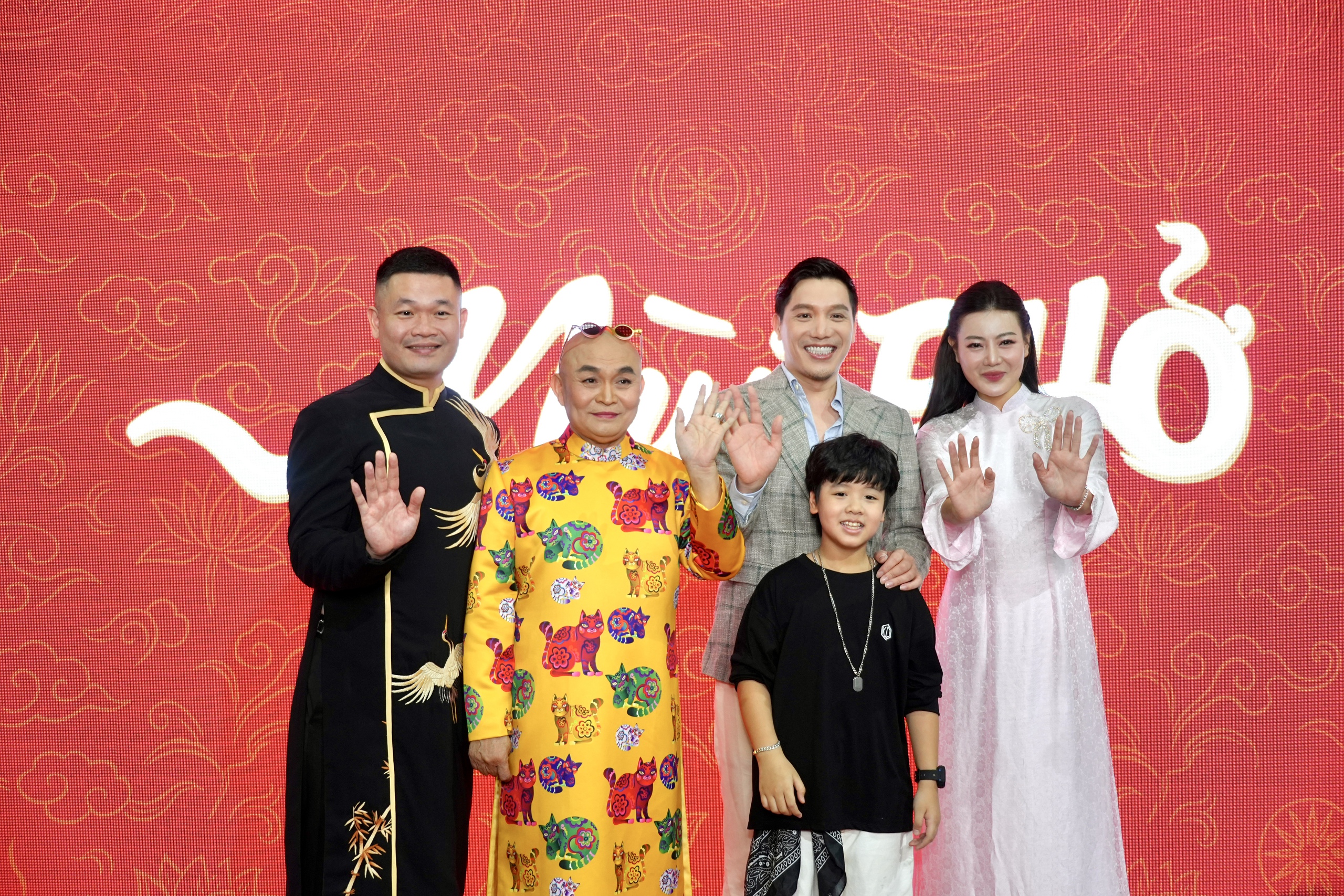 NSƯT Xuân Hinh: “Ở tuổi này mà cứ ở nhà nhìn thấy mình già đi thì buồn lắm”