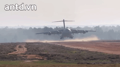 [Info] "Quái vật bầu trời" C-17 Mỹ hạ cánh xuống đảo Đài Loan