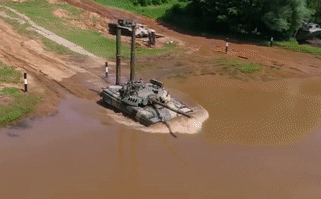 [VIDEO] Mãn nhãn với cảnh xe tăng Nga đi dưới lòng sông