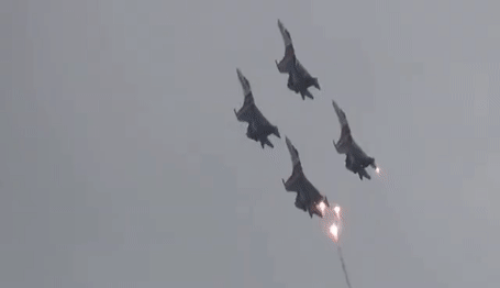 [VIDEO] Mãn nhãn với phi đội 'Hiệp sĩ Nga' dùng Su-35 bay biểu diễn