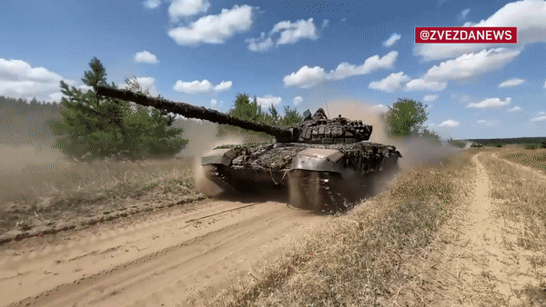 Cận cảnh đoàn chiến tăng T-72B của phe ly khai tiến công quân đội Ukraine tai Donbass