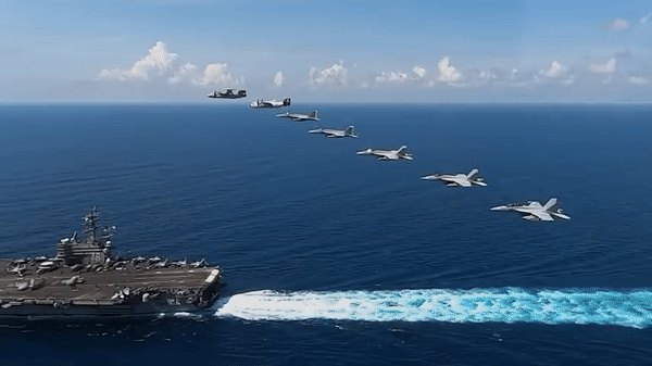 Nhóm tác chiến tàu sân bay USS Ronald Reagan áp sát bán đảo Triều Tiên
