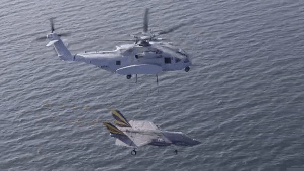 Trực thăng CH-53K cẩu tiêm kích tàng hình F-35C băng qua biển