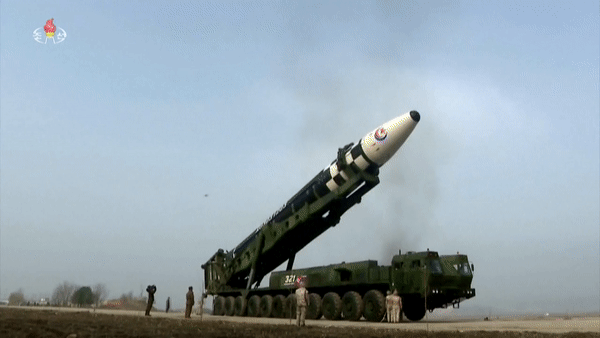 Ông Kim Jong-un cùng con gái theo dõi vụ phóng 'tên lửa quái vật' Hwasong-17