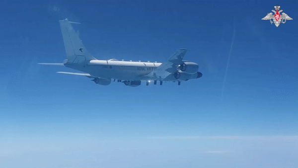 Trinh sát cơ khổng lồ RC-135 Anh quay đầu ngay khi gặp Su-27 Nga trên Biển Đen