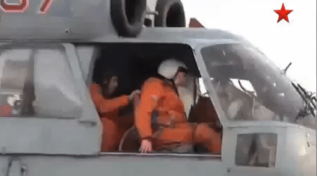 Trực thăng Ka-27 Nga thả khí tài dò tìm tàu ngầm đối phương