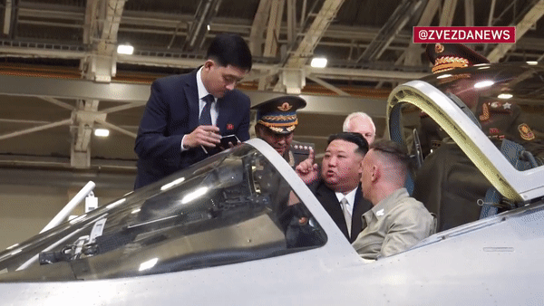 Ông Kim Jong-un thăm quan tiêm kích tàng hình Su-57 của Nga