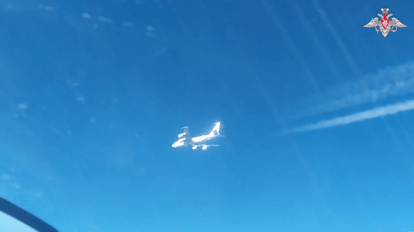 Nga công bố video tiêm kích Su-27 chạm mặt trinh sát cơ khổng lồ RC-135 của Anh