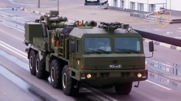 Pháo tự hành bánh lốp 2S43 Malva của Nga có thể di chuyển 1.100 km liên tục