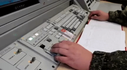 Lính Nga nhấn nút phóng tên lửa đạn đạo xuyên lực địa RS-24 Yars.