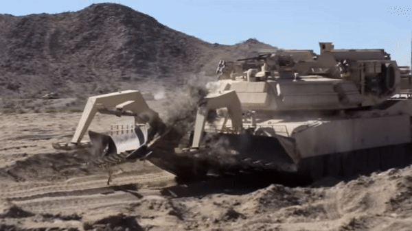 'Quái vật' M1150 ABV nặng 80 tấn của Mỹ bất ngờ xuất hiện tại xung đột Đông Âu