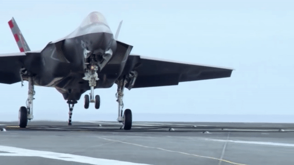 Tiêm kích hạm F-35C lộ diện với lớp sơn phủ như gương