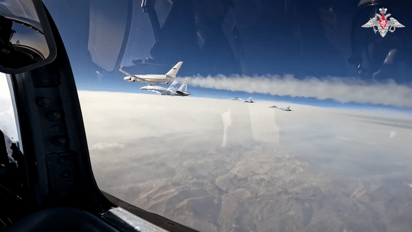 4 chiếc Su-35S hộ tống Tổng thống Putin