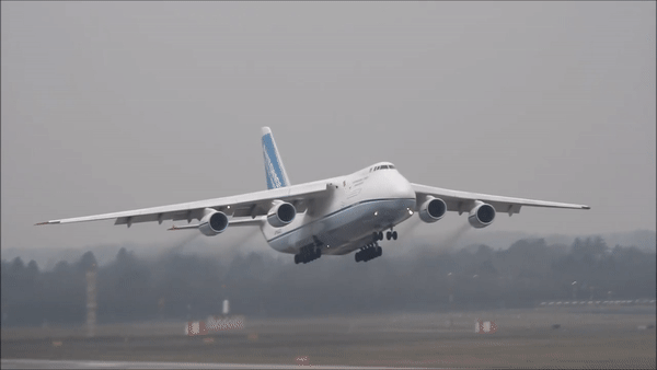 7 vận tải cơ quân sự lớn nhất thế giới An-124 của Nga lần đầu dàn đội hình trên không