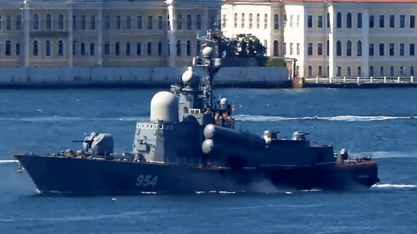 Chiến hạm lớp Tarantul Nga 'thúc thủ' trước xuồng tự sát tại Biển Đen