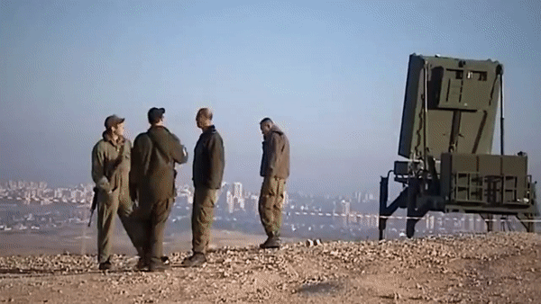 'Vòm sắt' giúp Israel đánh chặn mưa hỏa lực từ Iran