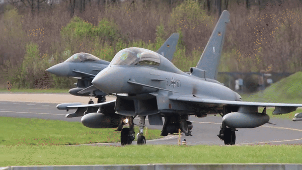 Chiến đấu cơ Eurofighter Typhoon Đức cất hạ cánh điêu luyện trên cao tốc
