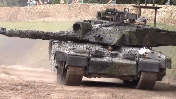 Lính Ukraine nói xe tăng Challenger 2 của Anh tốt hơn M1A1SA Abrams từ Mỹ