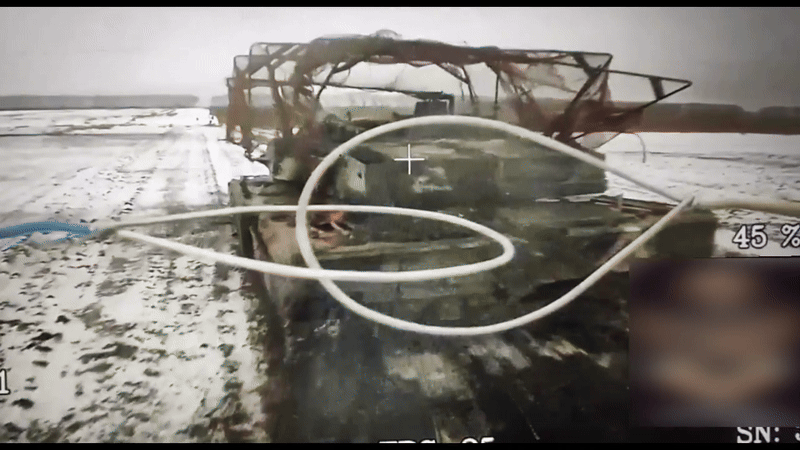 Xe tăng Leopard 2A6 hiện đại của Ukraine thất thủ trước drone cáp quang Nga