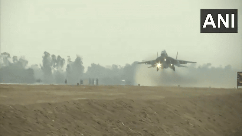 Tiêm kích MiG-29 cất hạ cánh từ đường cao tốc