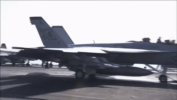Tiêm kích hạm F/A-18F Super Hornet Mỹ tiếp tục lao xuống Biển Đỏ