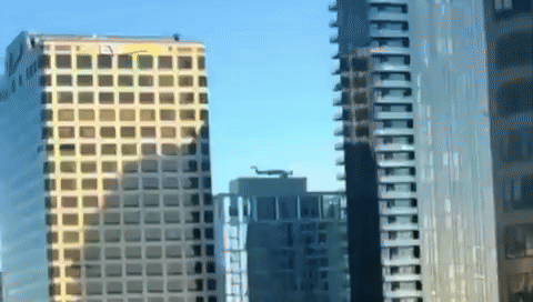 Một chiếc trực thăng Ah-1Z Viper tới Los Angeles giữa lúc biểu tình căng thẳng