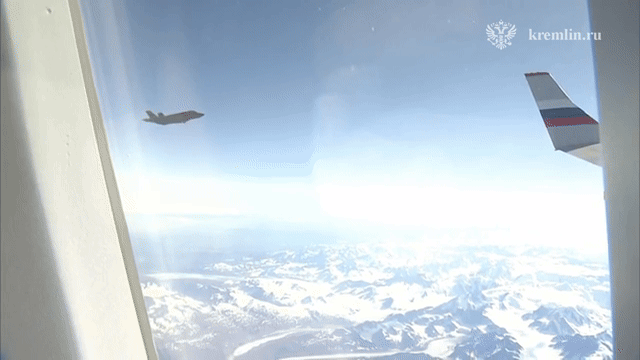 Loạt tiêm kích tàng hình F -35A hộ tống chuyên cơ của ông Putin