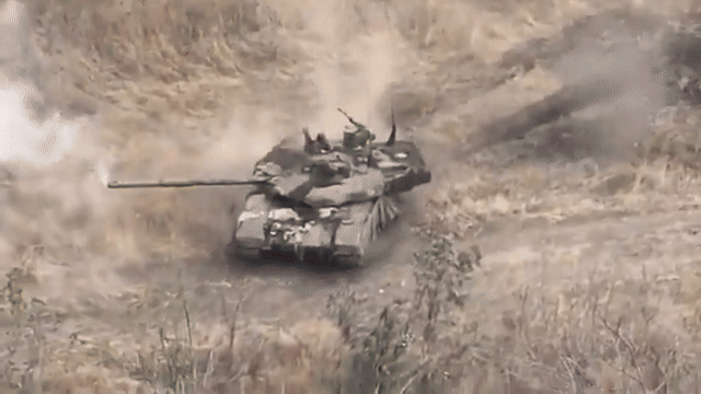 Khoảnh khắc xe tăng T-90M Nga phát nổ khi cán trúng mìn