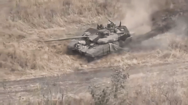 Xe tăng T-90M Nga khai hỏa về vị trí của Ukraine