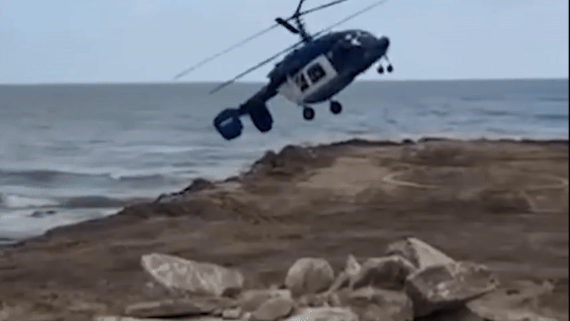 Khoảnh khắc trực thăng Nga gãy đuôi, đâm xuống đất làm 5 người chết