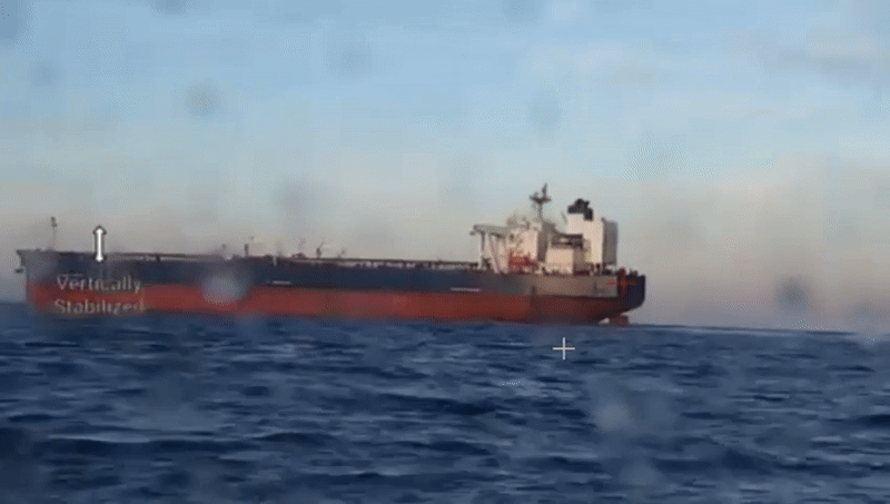 Khoảnh khắc xuồng tự sát Ukraine tấn công 'tàu chở dầu Nga'