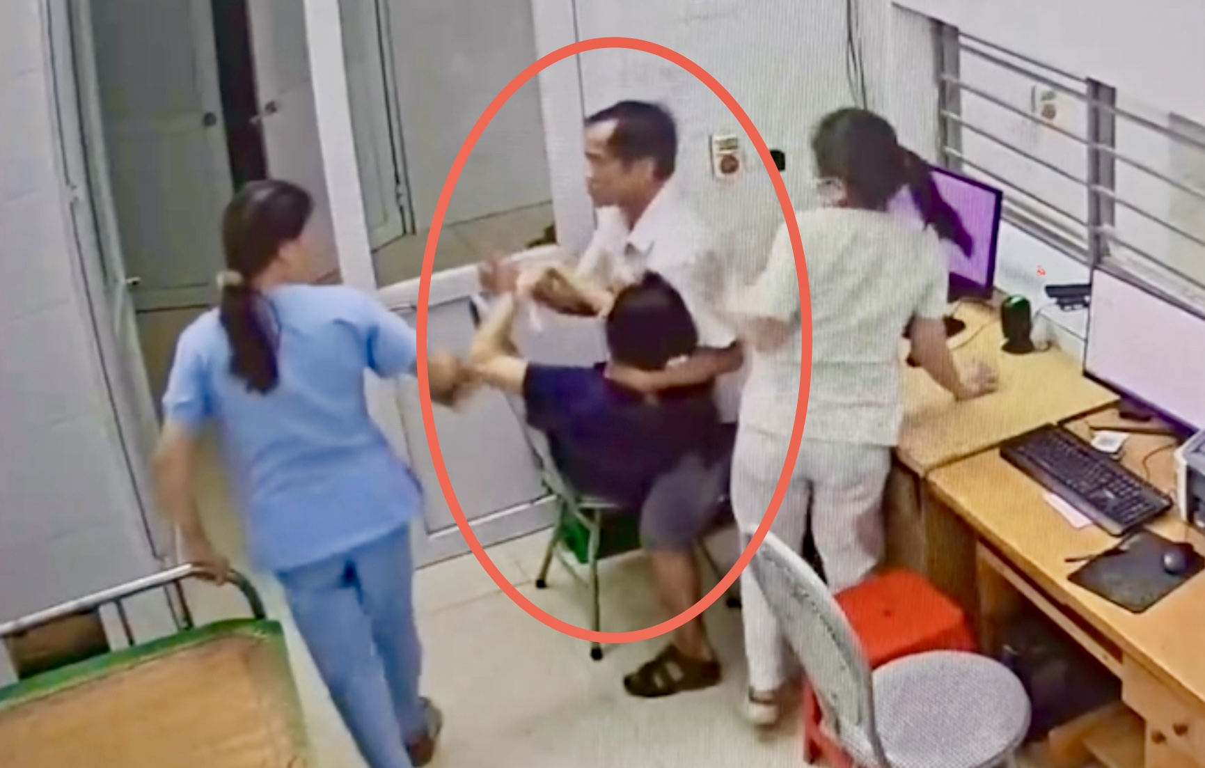 Đưa em trai vào viện, người đàn ông cầm bút doạ 'chọc vào mặt' nữ bác sĩ