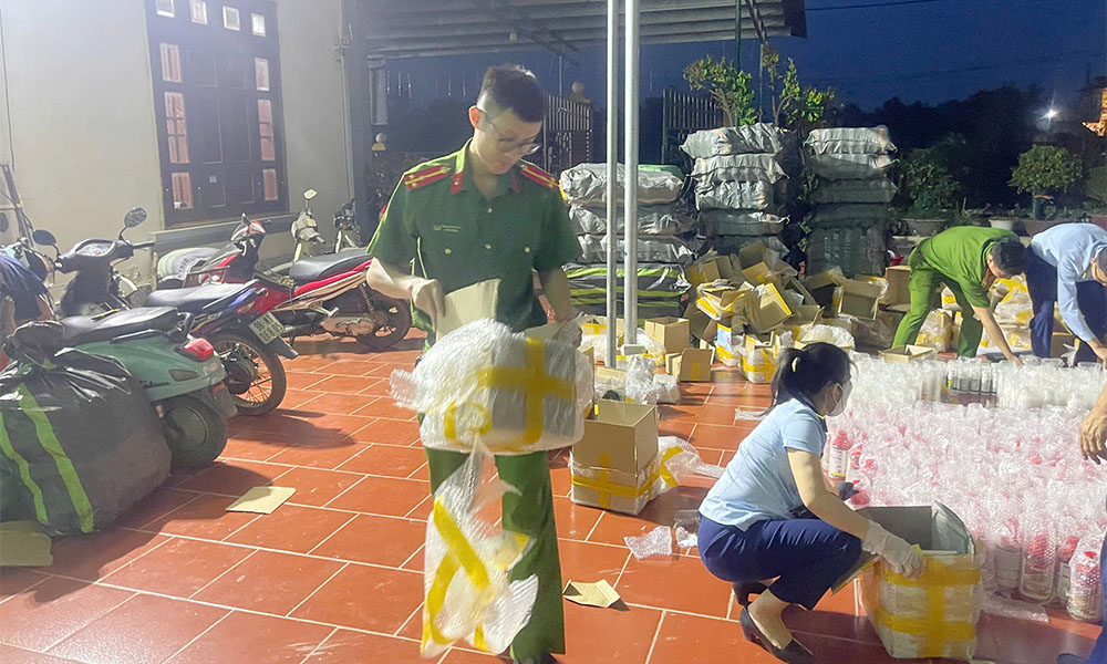 Bắt quả tang đối tượng sản xuất hàng giả