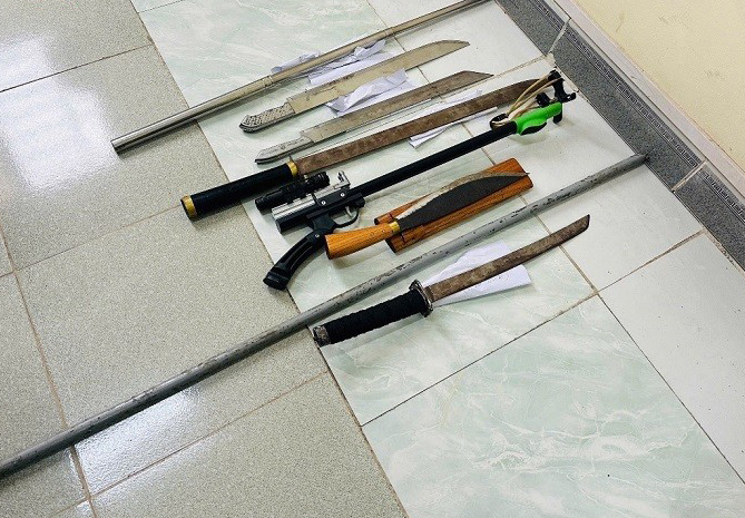 Xử lý nhóm đối tượng cầm dao, kiếm đuổi nhau trên đường