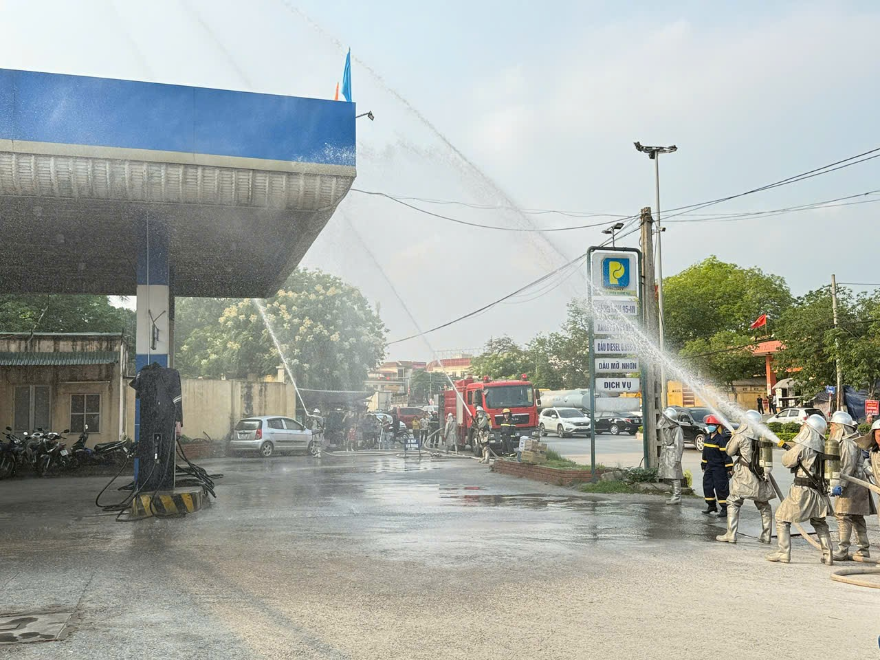 Xử lý tình huống cháy giả định tại Cửa hàng xăng dầu Đường Lâm