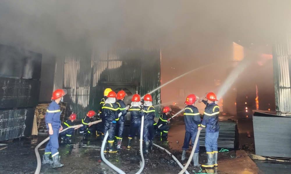 Cháy lớn tại cơ sở sản xuất đồ gỗ xây dựng