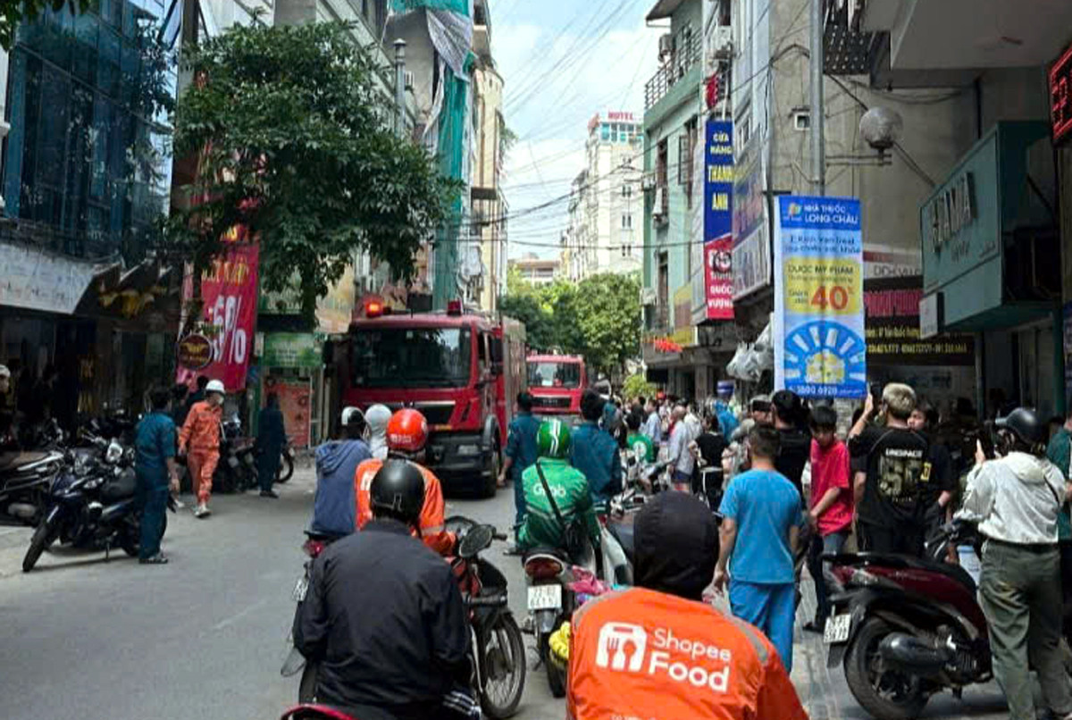 Xử lý nhanh đám cháy trên tầng thượng ngôi nhà ở quận Cầu Giấy
