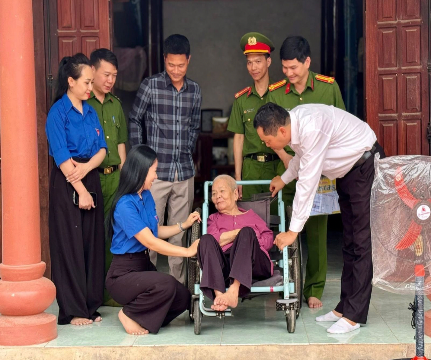 Tặng quà gia đình liệt sĩ và có hoàn cảnh khó khăn tại huyện Sơn Động
