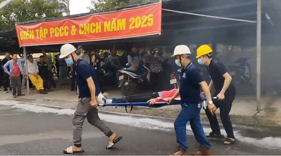 Kiểm tra, đánh giá phương châm ‘4 tại chỗ’ qua xử lý tình huống cháy giả định tại Cụm công nghiệp ô tô 1/5