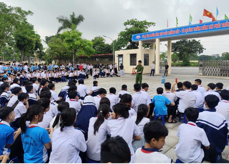 Tuyên truyền kỹ năng thoát nạn, cứu nạn, chữa cháy cho đội ngũ thầy và trò xã Vân Hà