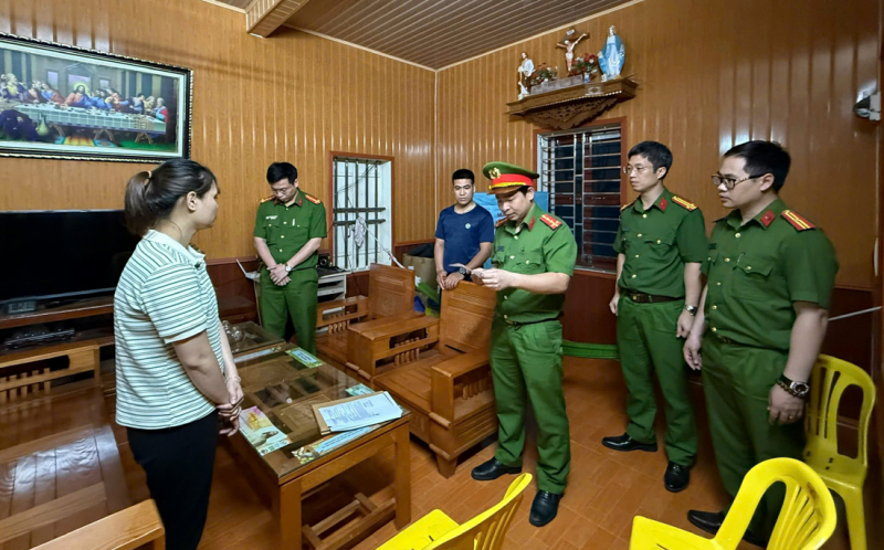 Khởi tố bị can nhóm đối tượng “Làm giả tài liệu của cơ quan, tổ chức”